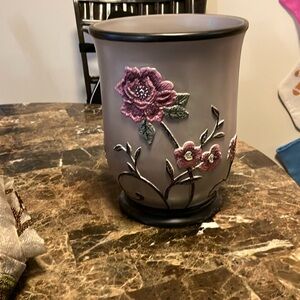 Like new waste paper basket for bathroom